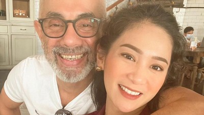 7 Potret Hidup Bahagia Bunga Zainal dan Suami