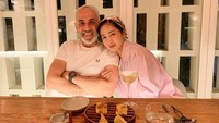 Bunga Zainal dan suaminya Sukhdev Singh kini tinggal di Bali. (Foto: dok. Instagram @bungazainal05)  