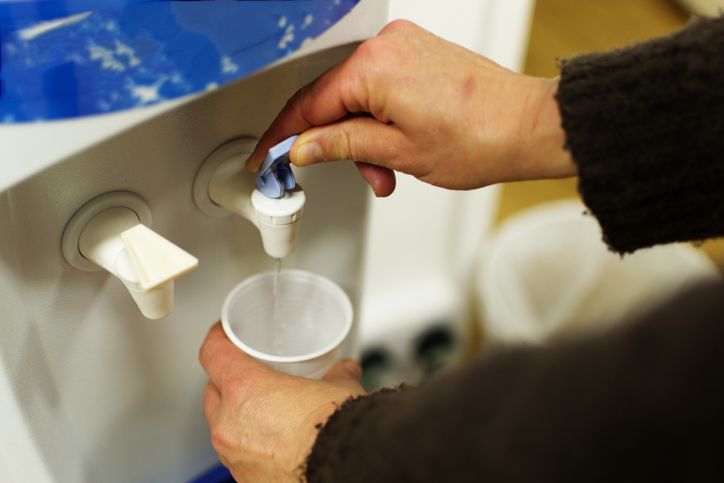 8 Cara Mudah Bersihkan Dispenser agar Bebas Kotoran