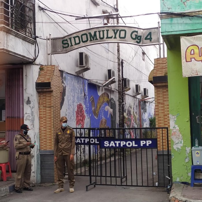 COVID-19 Merebak, Satu Lingkungan di Kota Mojokerto Di-Lockdown