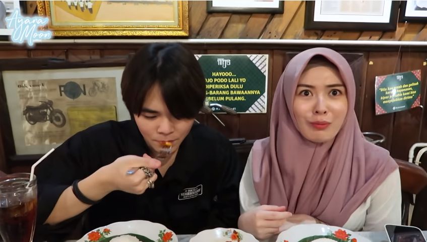 Cowo Korea Cicip Tempe Mendoan dan Udang Balado