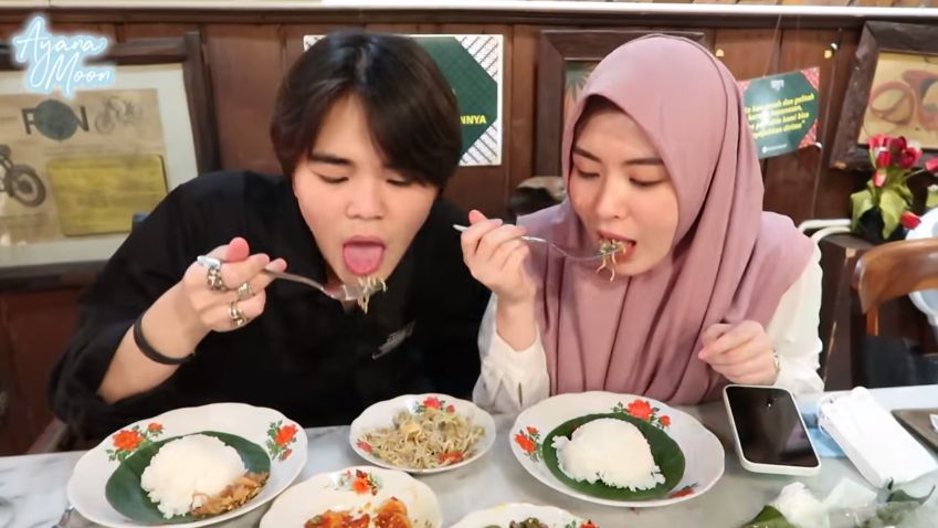 Cowo Korea Cicip Tempe Mendoan dan Udang Balado