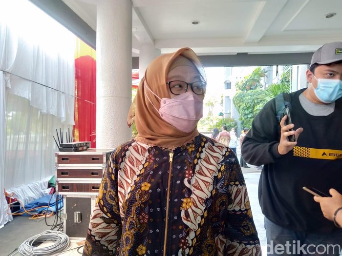 Kepala Dinas Kesehatan (Dinkes) Surabaya Febria Rachmanita. Ia mengatakan, sebelum ada lonjakan kasus COVID-19 di Madura, BOR RS di Surabaya sekitar 21 persen.