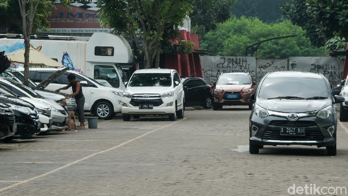 Diskon PPnBM Diperpanjang, Begini Dampaknya ke Bisnis Mobil Bekas Pemerintah memperpanjang pemberian diskon 100% pajak penjualan atas barang mewah (PPnBM) untuk mobil di bawah 1.500 cc. Hal ini tidak mengusik penjual mobil bekas untuk saat ini.
