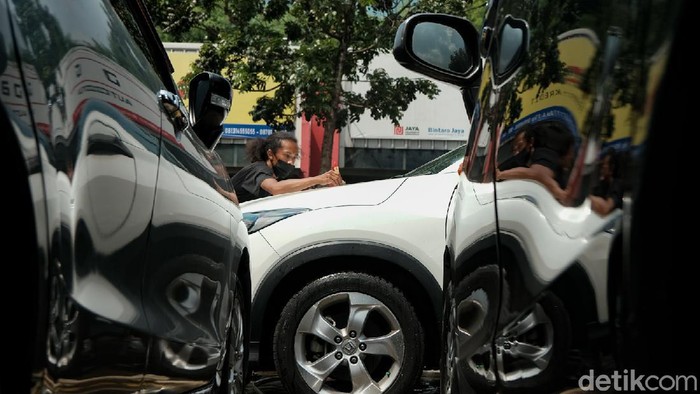 Pemerintah memperpanjang pemberian diskon 100% pajak penjualan atas barang mewah (PPnBM) untuk mobil di bawah 1.500 cc. Hal ini tidak mengusik penjual mobil bekas untuk saat ini.