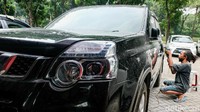 Salah seorang pekerja tengah merawat mobil bekas di Bursa Mobil Bintaro di Sektor 7, Tangerang Selatan, Banten, Rabu (15/6/2021).  