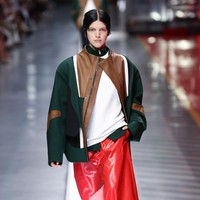 Bekerjasama dengan desainer Rocco Iannone, Ferrari menawarkan pilihan busana luxury-streetwear dalam estetika athleisure nan kekinian yang terbuat dari material berkualitas premium. Foto: dok. Getty Images/Vittorio Zunino Celotto.