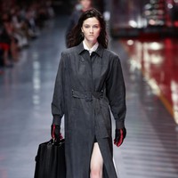 Bekerjasama dengan desainer Rocco Iannone, Ferrari menawarkan pilihan busana luxury-streetwear dalam estetika athleisure nan kekinian yang terbuat dari material berkualitas premium.  Foto: dok. Getty Images/Vittorio Zunino Celotto.