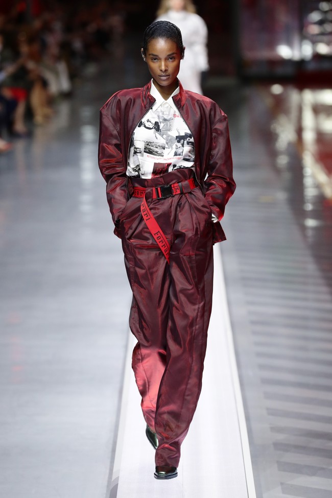 Bekerjasama dengan desainer Rocco Iannone, Ferrari menawarkan pilihan busana luxury-streetwear dalam estetika athleisure nan kekinian yang terbuat dari material berkualitas premium.  Foto: dok. Getty Images/Vittorio Zunino Celotto.