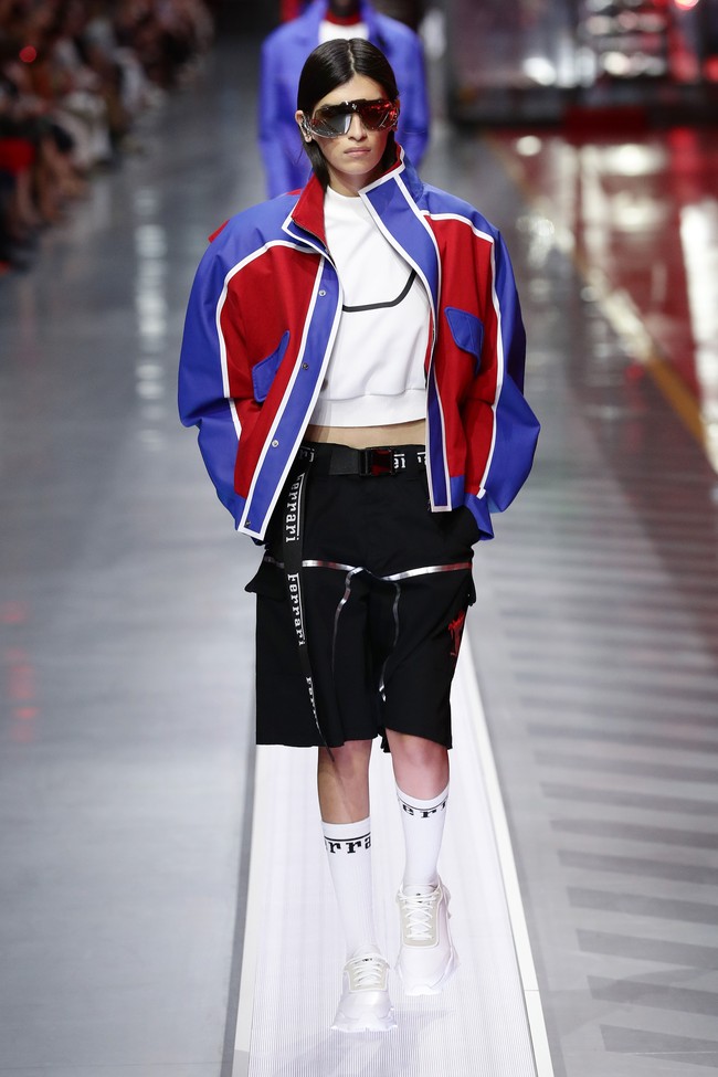 Bekerjasama dengan desainer Rocco Iannone, Ferrari menawarkan pilihan busana luxury-streetwear dalam estetika athleisure nan kekinian yang terbuat dari material berkualitas premium. Foto: dok. Getty Images/Vittorio Zunino Celotto.