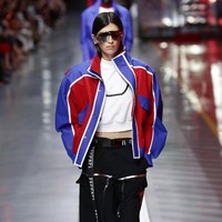 Bekerjasama dengan desainer Rocco Iannone, Ferrari menawarkan pilihan busana luxury-streetwear dalam estetika athleisure nan kekinian yang terbuat dari material berkualitas premium. Foto: dok. Getty Images/Vittorio Zunino Celotto.