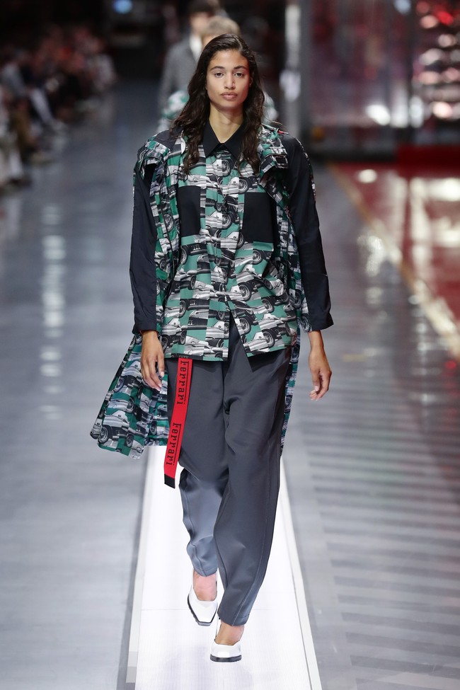 Bekerjasama dengan desainer Rocco Iannone, Ferrari menawarkan pilihan busana luxury-streetwear dalam estetika athleisure nan kekinian yang terbuat dari material berkualitas premium.  Foto: dok. Getty Images/Vittorio Zunino Celotto.