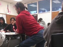 Bukan Hasil Photoshop, Gaya Berdiri Orang-orang Ini Memang Unik