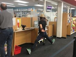 Bukan Hasil Photoshop, Gaya Berdiri Orang-orang Ini Memang Unik