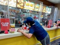 Bukan Hasil Photoshop, Gaya Berdiri Orang-orang Ini Memang Unik