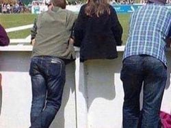 Bukan Hasil Photoshop, Gaya Berdiri Orang-orang Ini Memang Unik