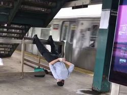 Bukan Hasil Photoshop, Gaya Berdiri Orang-orang Ini Memang Unik