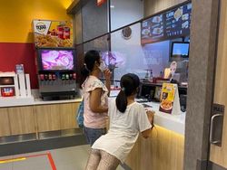 Bukan Hasil Photoshop, Gaya Berdiri Orang-orang Ini Memang Unik