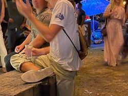 Bukan Hasil Photoshop, Gaya Berdiri Orang-orang Ini Memang Unik