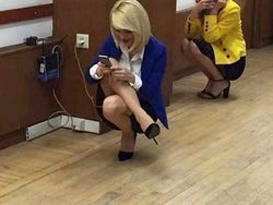 Bukan Hasil Photoshop, Gaya Berdiri Orang-orang Ini Memang Unik