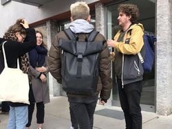 Bukan Hasil Photoshop, Gaya Berdiri Orang-orang Ini Memang Unik