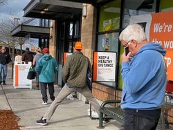 Bukan Hasil Photoshop, Gaya Berdiri Orang-orang Ini Memang Unik