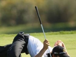 Bukan Hasil Photoshop, Gaya Berdiri Orang-orang Ini Memang Unik