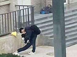 Bukan Hasil Photoshop, Gaya Berdiri Orang-orang Ini Memang Unik