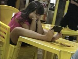 Bukan Hasil Photoshop, Gaya Berdiri Orang-orang Ini Memang Unik