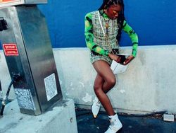 Bukan Hasil Photoshop, Gaya Berdiri Orang-orang Ini Memang Unik