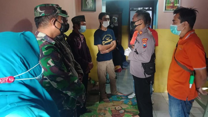 Seorang remaja di Tulungagung ditemukan tewas gantung diri di teras rumahnya. Peristiwa itu pertama kali diketahui oleh saudara kembar korban.