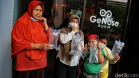 Kemudian traveler diharapkan tidak menggunakan parfum berlebih. Karena bisa masuk dalam hidung dan terdeteksi dalam alat Genose C19.  