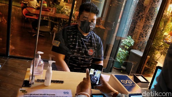 Protokol kesehatan diberlakukan saat pemeriksaan. Pengunjung duduk berjarak sebelum masuk ke ruang pemeriksaan. Di dalam ruang pemeriksaan, pengunjung memberikan sampel napas ke dalam kantong udara. Â Protokol kesehatan diberlakukan saat pemeriksaan. Pengunjung duduk berjarak sebelum masuk ke ruang pemeriksaan. Di dalam ruang pemeriksaan, pengunjung memberikan sampel napas ke dalam kantong udara. Â