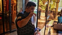 Pengambilan napas dilakukan melalui hidung dan dihembuskan dari mulut sebanyak tiga kali. Kemudian kantong udara dibawa oleh pengunjung dan ditunggu selama beberapa menit.  