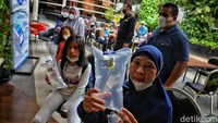 Sejak dibuka, pelayanan ini ramai oleh pengunjung. Kebanyakan adalah orang tua dan anak-anak. Mereka dengan tertib antre untuk melakukan uji tes kesehatan.  