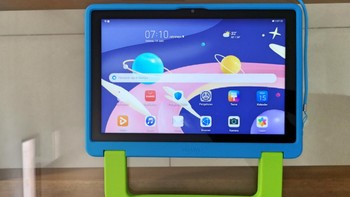 Ada pula stylus yang terdapat di casingnya, tinghal dikeluarkan jika ingin digunakan. Foto: Fino/detikcom