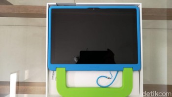 Begitu dibuka, bagian dalamnya langsung berisi tablet Huawei MatePad T10 Kids Edition. Bentuknya unik dengan case berbahan silicon dan ditambah dengan pegangan sehingga mudah dipegang dan diangkat. Foto: Fino/detikcom