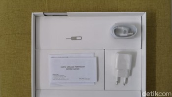 Kelengkapan lain di kemasan selain tabletnya adalah pengisi daya dan kabelnya, sim ejector serta kartu garansi. Foto: Fino/detikcom