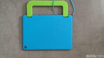 Penampakan bagian belakangnya yang berselimut case khusus. Tablet khusus untuk anak ini sudah dikembangkan oleh Laboratorium Huawei untuk menciptakan tablet yang paling cocok bagi anak-anak dan orangtua. Bukan hanya aman dan tepat bagi anak-anak, tetapi orangtua pun akan nyaman ketika memberikan tablet tersebut bagi anaknya, ujar Patrick Ru, Country Head Huawei Consumer Business Group (CBG) Indonesia. Foto: Fino/detikcom