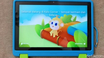 Sesuai peruntukannya untuk anak-anak, dibenamkan berbagai aplikasi menyenangkan dan mendidik untuk mereka. Tablet ini dikembangkan oleh tim lab Huawei yang disesuaikan dengan kebutuhan (anak-anak), baik secara material maupun fitur pendukungnya. Ada eye protection, material yang aman jika digigit, tahan banting, ujar Samuel Huang, Marketing Director Huawei CBG. Foto: Fino/detikcom