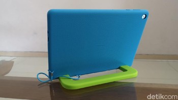Pegangannya sekaligus bisa digunakan untuk membuat tablet ini berada dalam posisi berdiri. “Harapan kami, tablet ini dapat menjadi tablet yang dapat memberikan hiburan, mengasah kreativitas, serta media pembelajaran yang tepat bagi anak-anak, sebut Patrick. Foto: Fino/detikcom