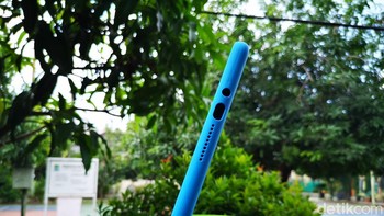 Penampakan bagian sampingnya, ada colokan headset standar dan lubang pengisi daya. Foto: Fino/detikcom