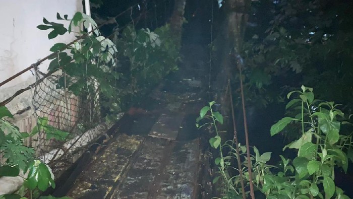 Jembatan gantung di Jagakarsa, Srengseng Sawah, Jakarta Selatan yang rusak belum diperbaiki.