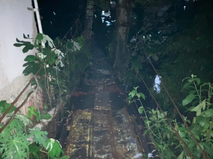 Jembatan gantung di Jagakarsa, Srengseng Sawah, Jakarta Selatan yang rusak belum diperbaiki.