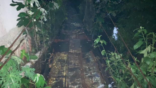 Jembatan gantung di Jagakarsa, Srengseng Sawah, Jakarta Selatan yang rusak belum diperbaiki.