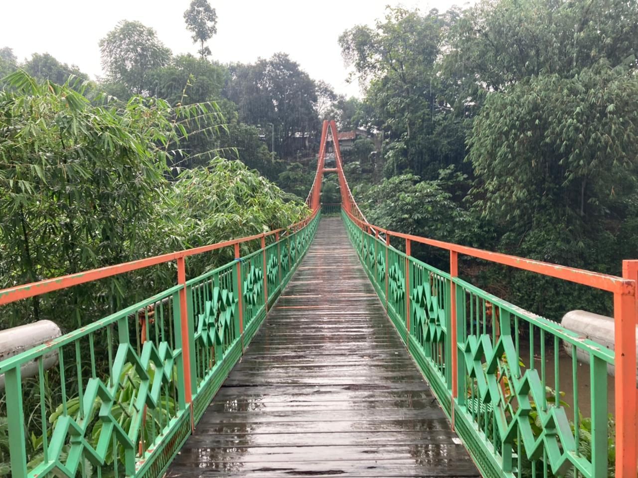 Jembatan gantung di Srengseng Sawah Jagakarsa yang sudah diperbaiki.