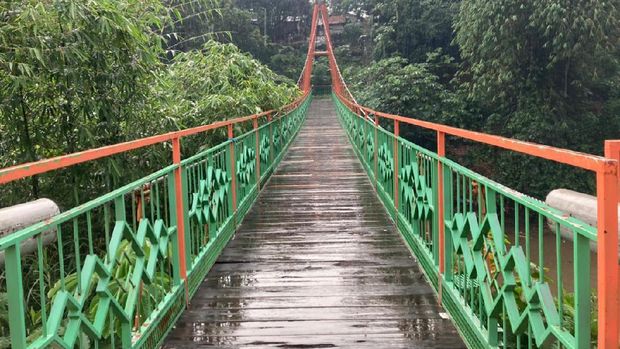 Jembatan gantung di Srengseng Sawah Jagakarsa yang sudah diperbaiki.