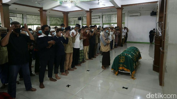 Legenda bulutangkis Indonesia Markis Kido meninggal dunia. Sebelum dimakamkan, jenazah disalatkan di masjid dekat rumah duka di Kota Bekasi.