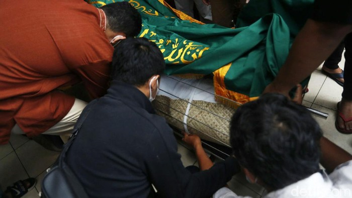 Jenazah Markis Kido Disalatkan Legenda bulutangkis Indonesia Markis Kido meninggal dunia. Sebelum dimakamkan, jenazah disalatkan di masjid dekat rumah duka di Kota Bekasi.