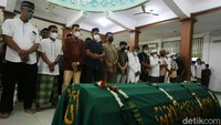 Jenazah Markis Kido disalatkan di sebuah masjid di Jalan Gemak B149, RT 003/RW 009, Jaka Setia, Bekasi Selatan, Kota Bekasi, Jawa Barat.